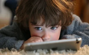 niño mirando una tablet